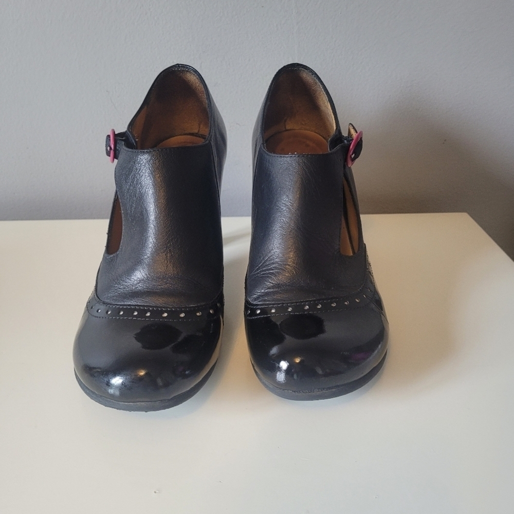 Fluevog Bellevue Ella Baker Brogued Heel With Cutout, GUC, Size 6 - Picture 2 of 11